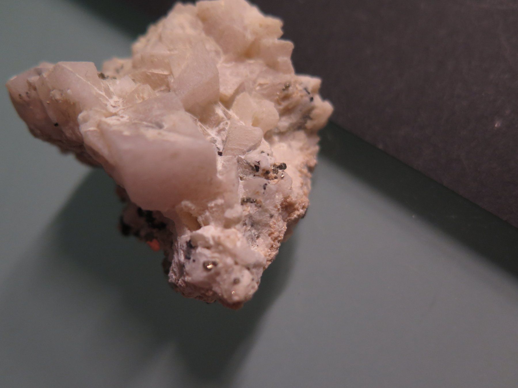 Mineralien & Heilsteine: Manganocalcit mit Pyrit von Peru – Gebraucht aus Schaffhausen von Yamakana51L8736OQ8 3