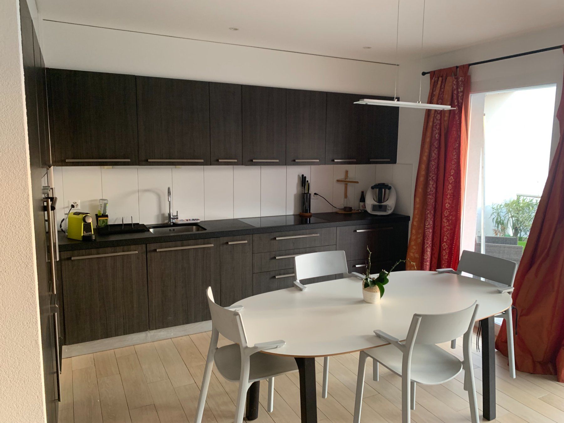 Ikea Set di tavolo e panche: Table à manger avec 4x Chaises grises modernes – Usato da Corminboeuf venduto da gae_5ymf 1