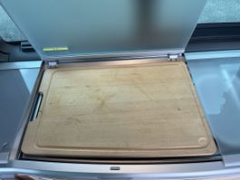 Schneidebrett aus Holz für Campingkueche, gut erhalten