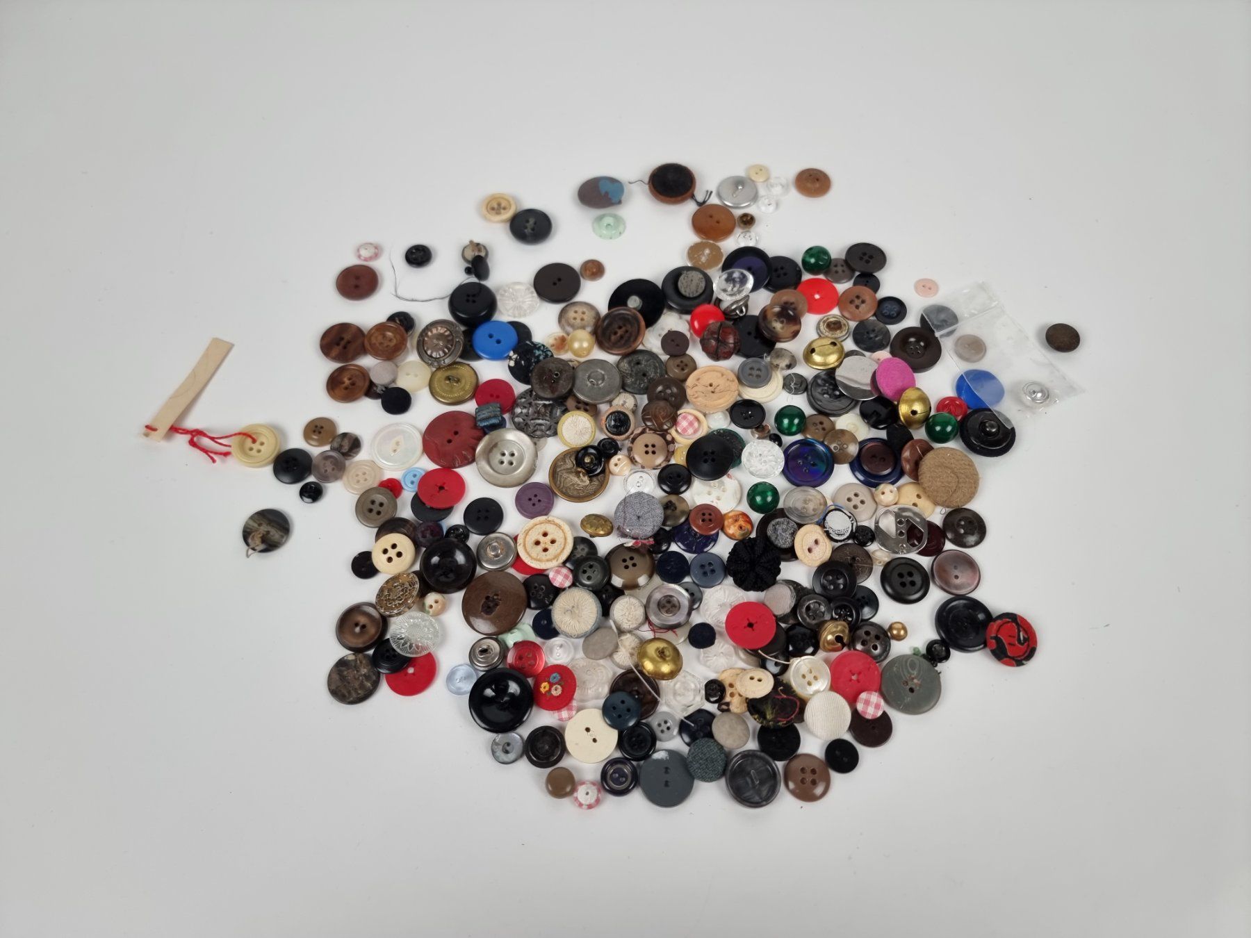 Bottoni: 1 kg Knopfsammlung gemischt – Usato da Urtenen-Schönbühl venduto da Restwert_Schoenbuehl 4