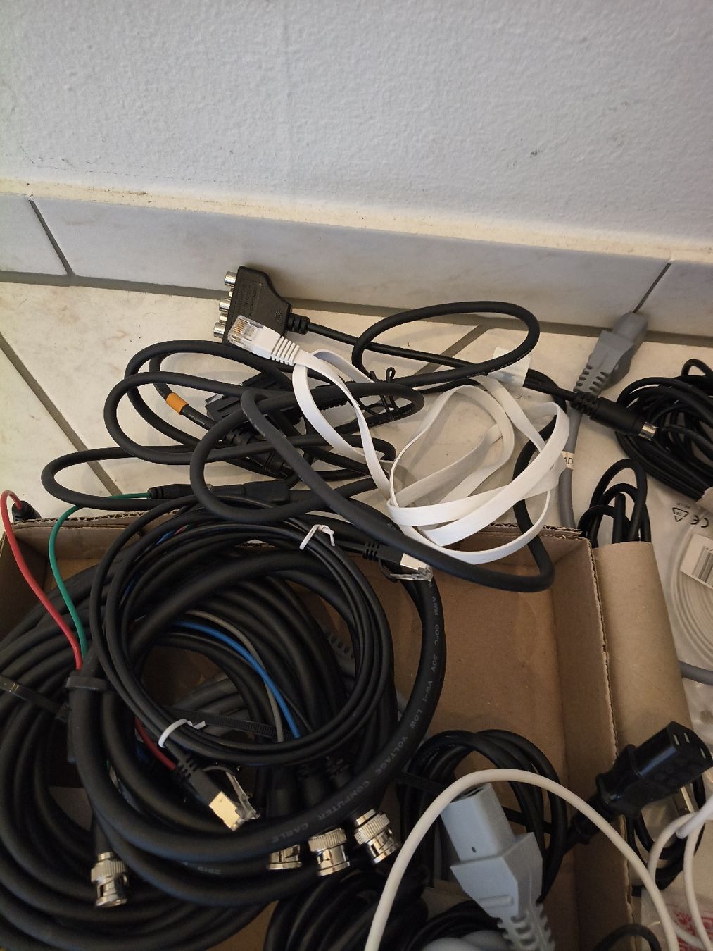 Componenti elettronici: Collection of Various Cables! – Usato da Zürich venduto da TrainLine 4