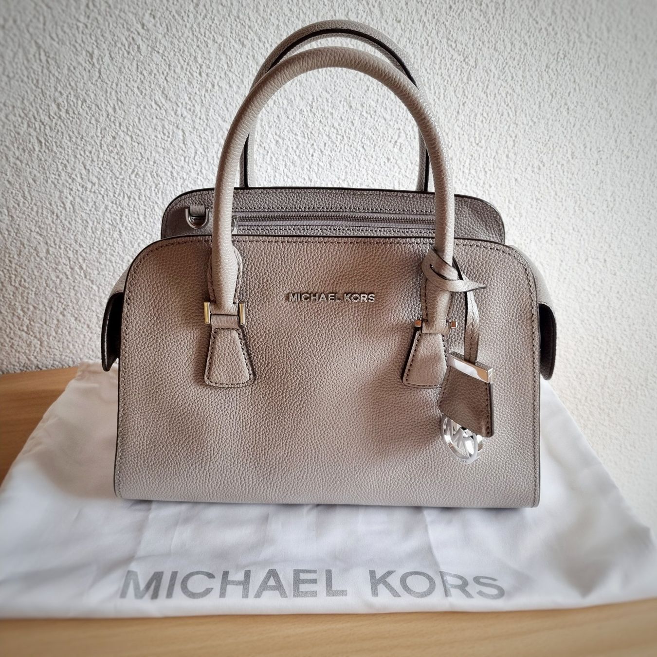 Michael Kors Borse da donna: Handtasche Michael Kors hellgrau genarbt – Usato da Herrliberg venduto da krikra