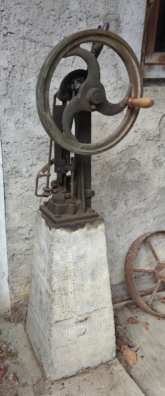 Tutte le decorazioni: antike Dengelmaschine – Usato da Kirchdorf AG venduto da hallobox 1