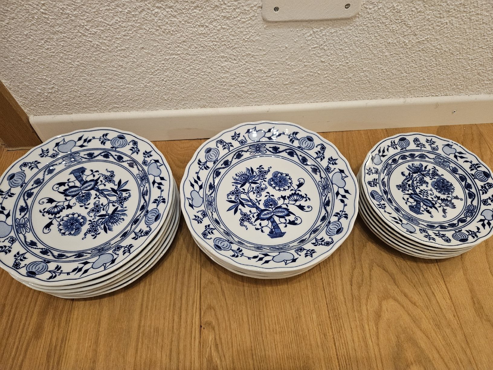 Set di piatti: Zwiebelmuster Teller 18 Stk Set – Nuovo e nell'imballaggio originale da Sargans venduto da Chicco051