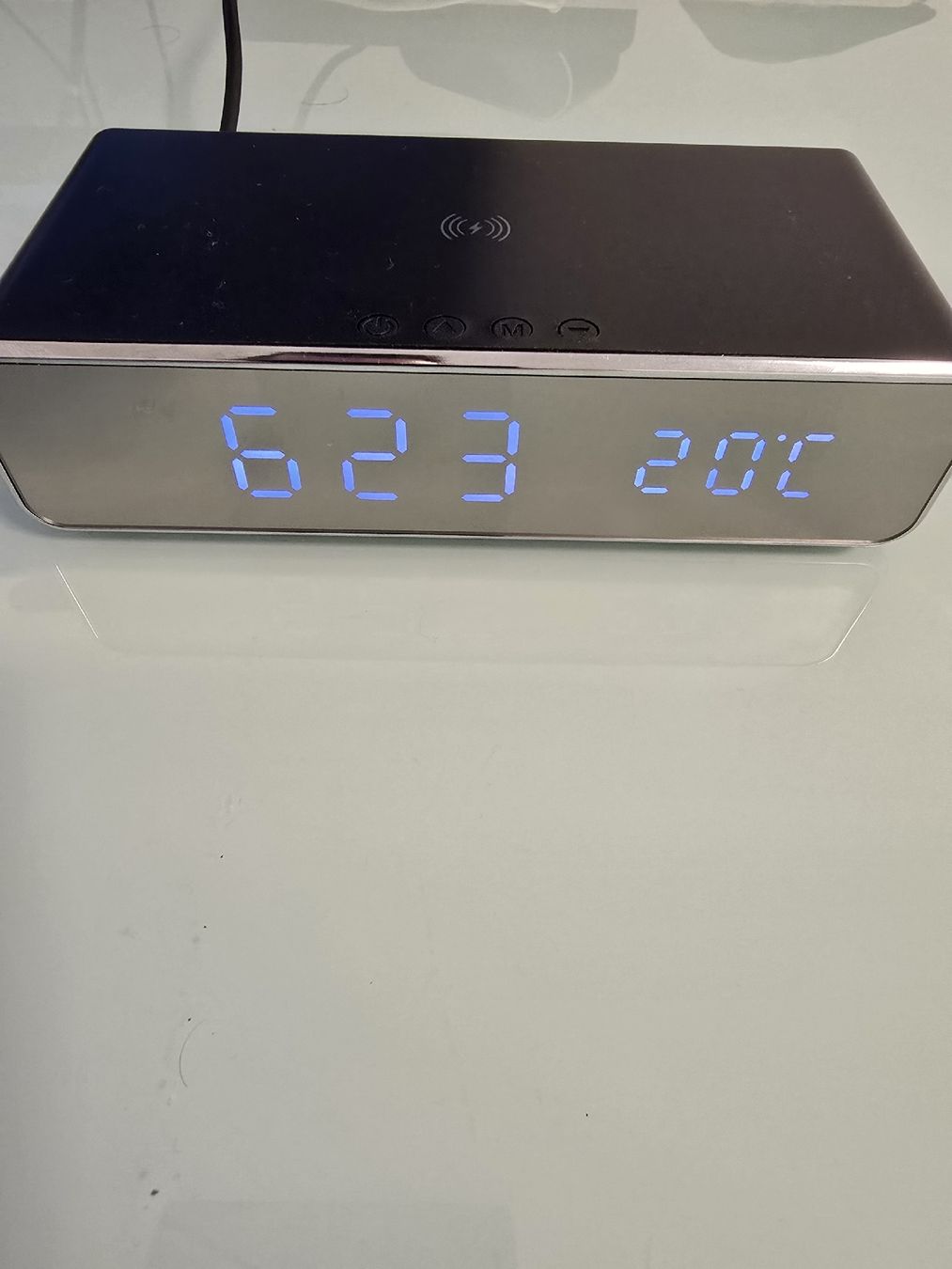 Sveglie: Led wecker mit Wireless Ladestation – Usato da Winterthur venduto da Bole.sd 2