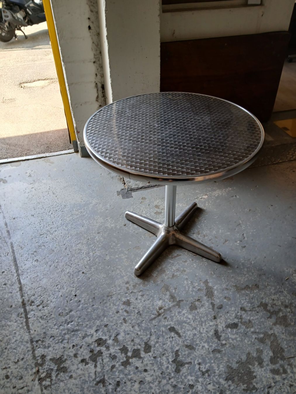 Tavoli: BISTROTISCH ALUMINIUM DURCHMESSER 80CM HÖHE 75CM – Usato da Eggenwil venduto da wydl 3