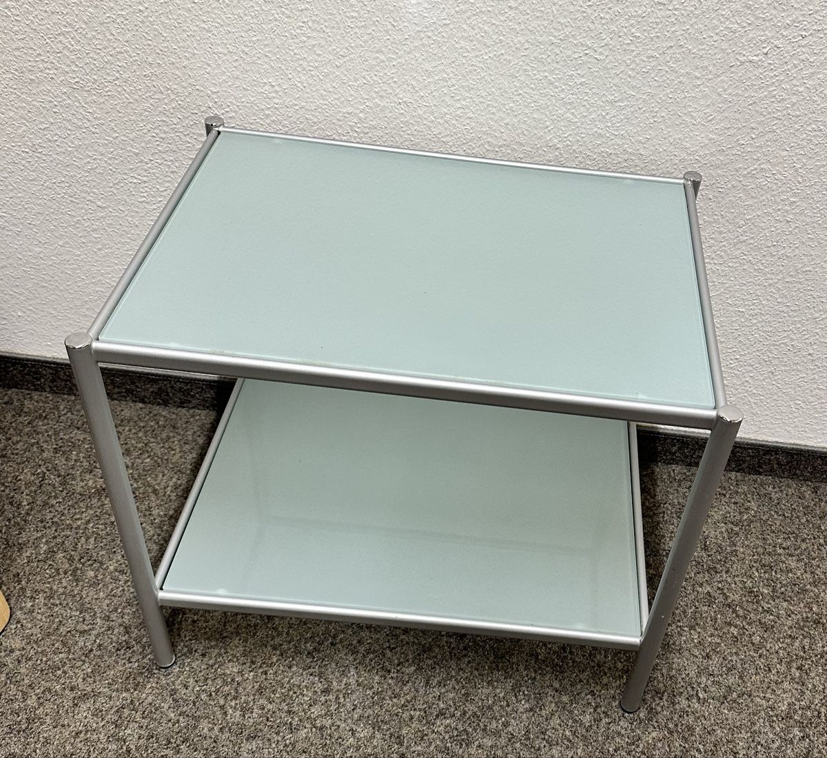 Tische: Beistelltisch mit 2 Glasablagen – Neu (gemäss Beschreibung) aus Uetikon am See von Orijani