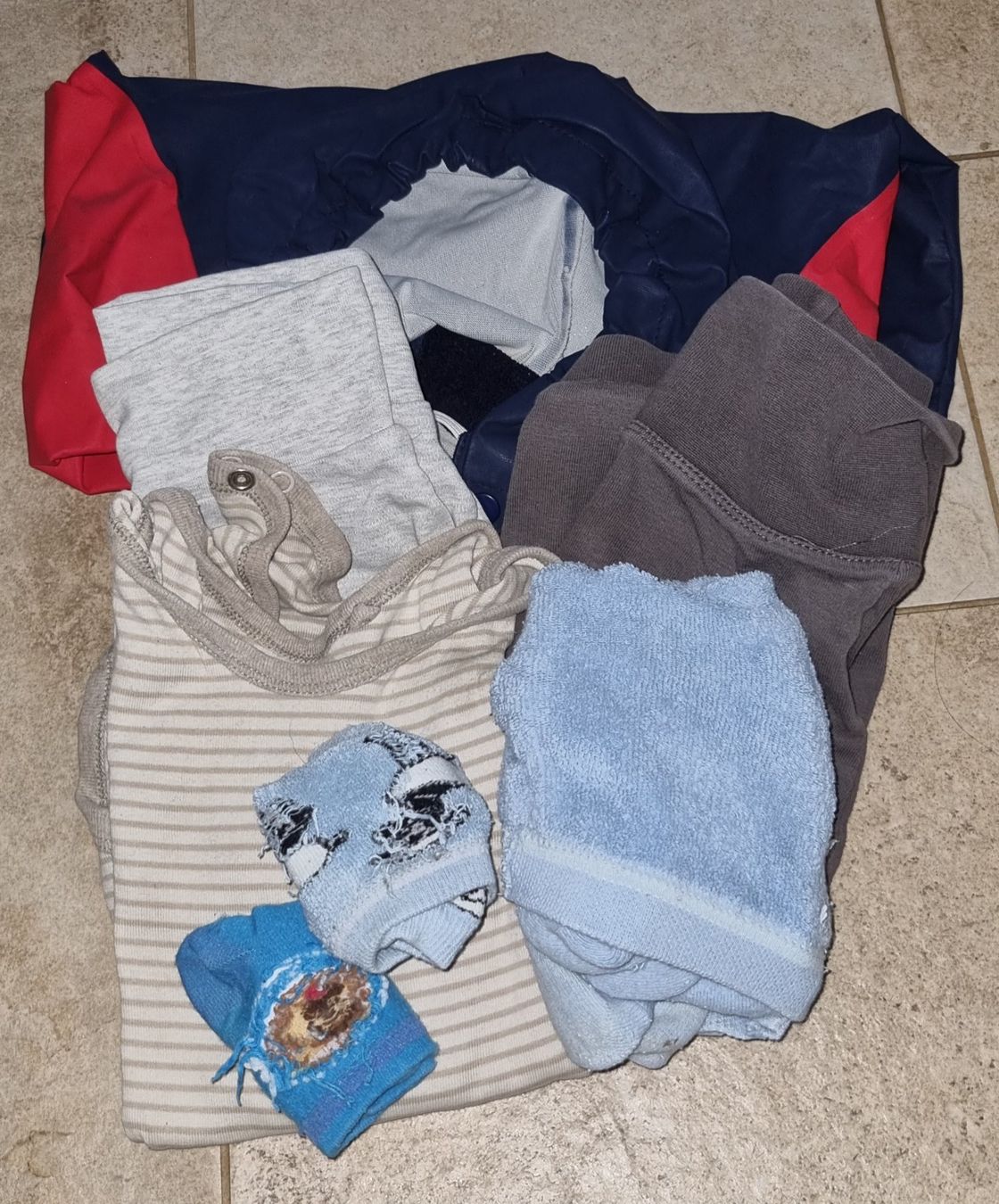 Kleiderpakete & -sets: Kleiderpaket gr.86/92 – Gebraucht aus Grossdietwil von GNOM313