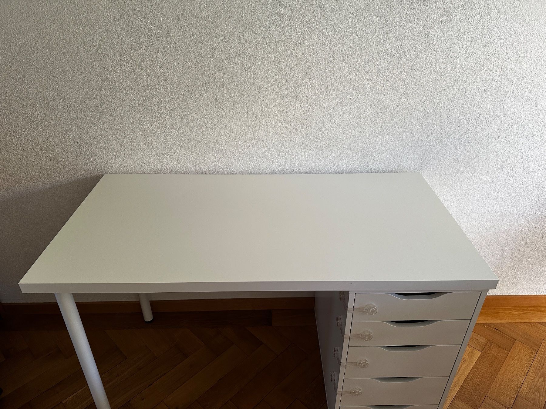 Ikea Scrivanie: Schreibtisch weiss mit Schubladen – Usato da Zürich venduto da Kaimark 1
