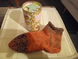 Warme, handgestrickte Socken, Grösse 35-36 in Dose