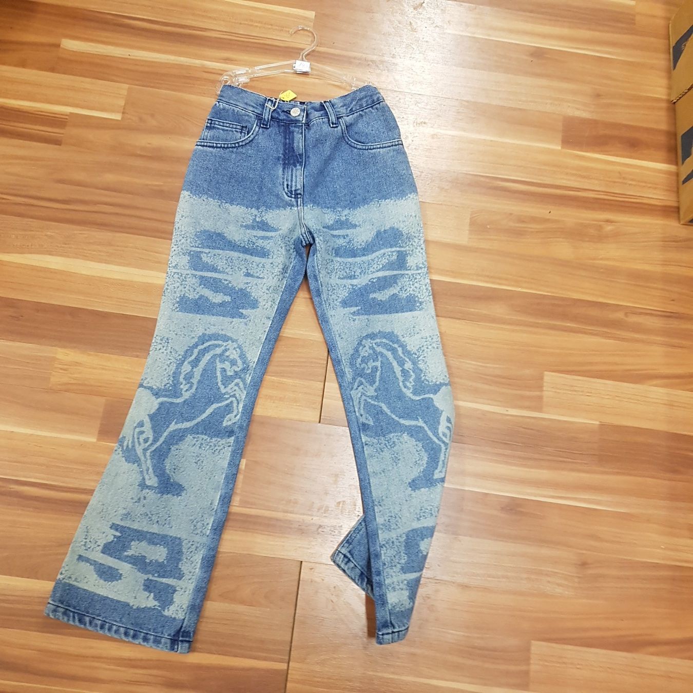 Pantalons: Jeans Mit Pferdemotiv gr 140 b31 – Neuf (Voir description) à Schwarzenburg par Flamingo07