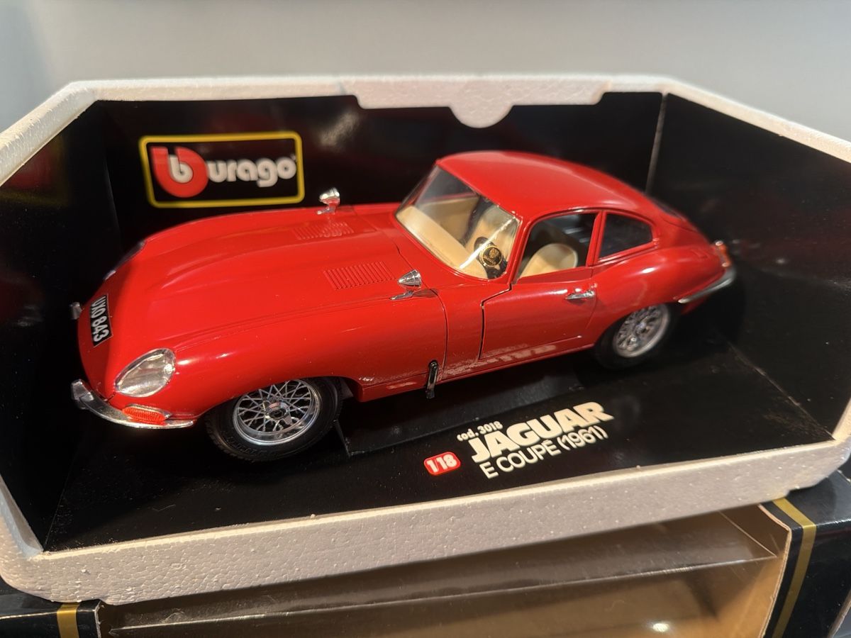 Bburago Modellini d'auto: Jaguar E Coupe rot - 1/18 - Bburago – Usato da Wolfwil venduto da Rolex1 2