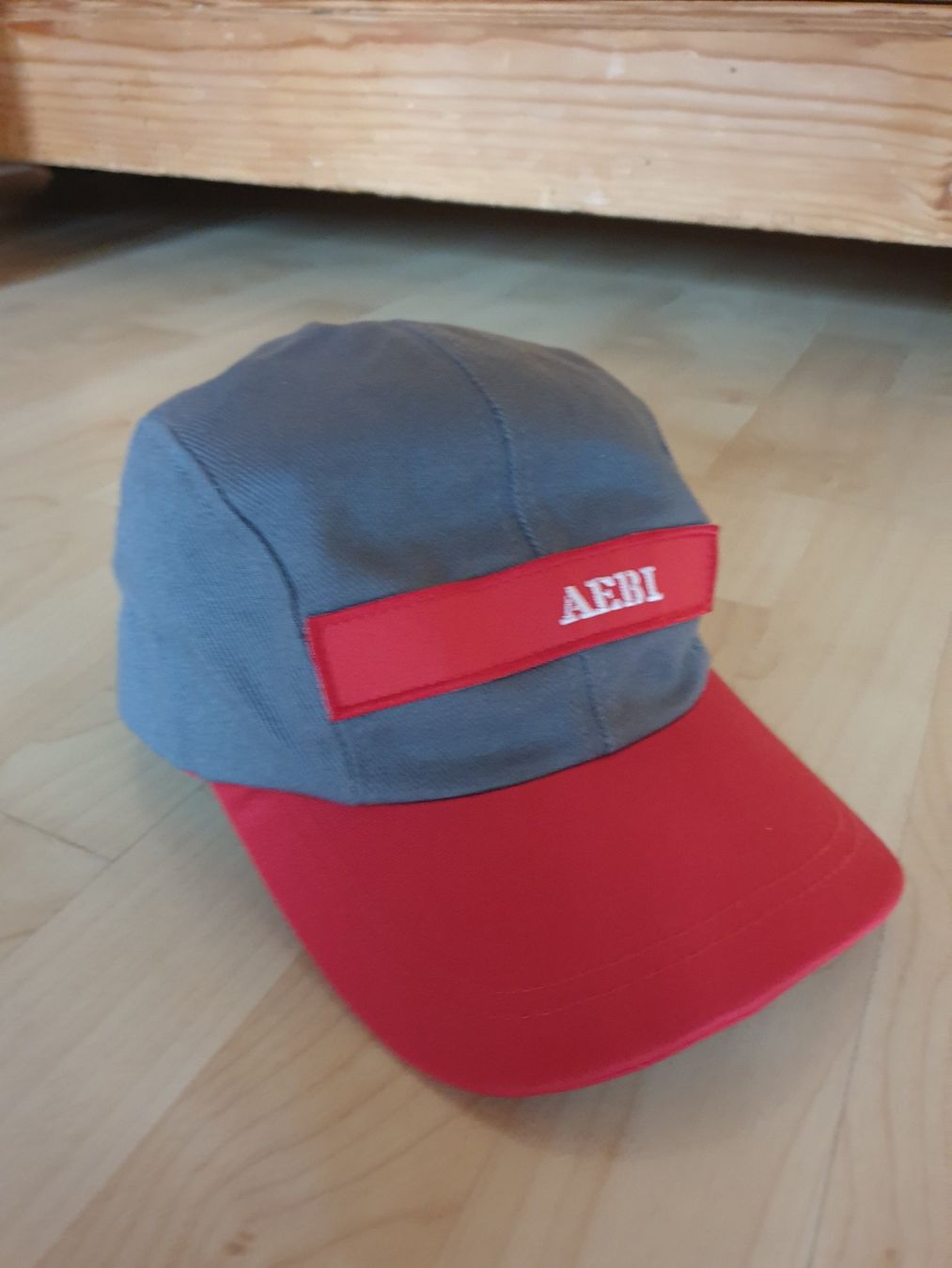 Aebi Copricapi, berretti & cappellini: 1 AEBI-Cap und 2 AEBI-Cap-Sonnenhüte – Nuovo (secondo la descrizione) da Hasliberg Hohfluh venduto da fougetnidgern