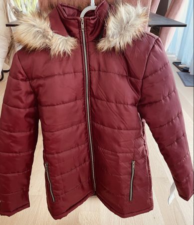 Winter Jacke mit Kapuze, neuwertig, Grösse M, Weinrot.