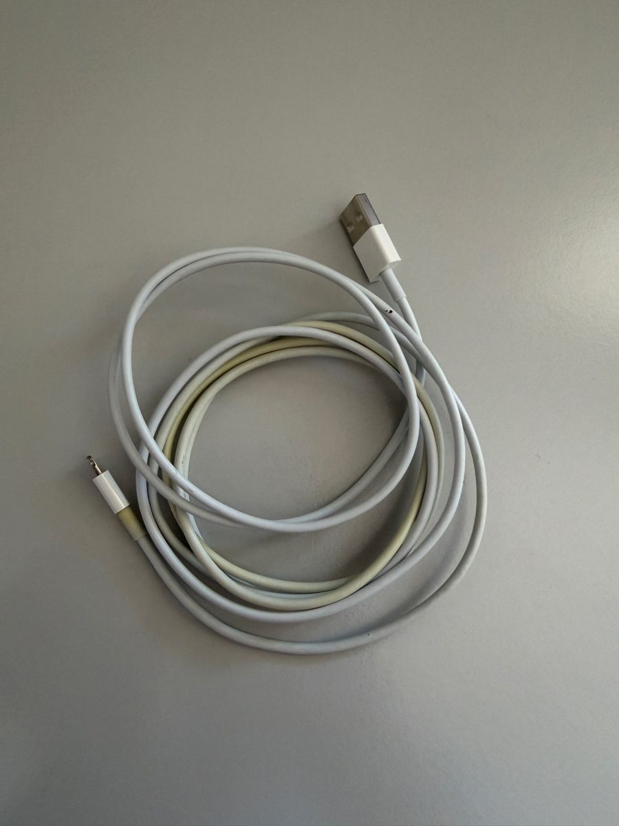 Cavi: Apple Lightning Ladekabel USB Weiss gebraucht – Usato da Hermetschwil-Staff venduto da JamesonAnderson