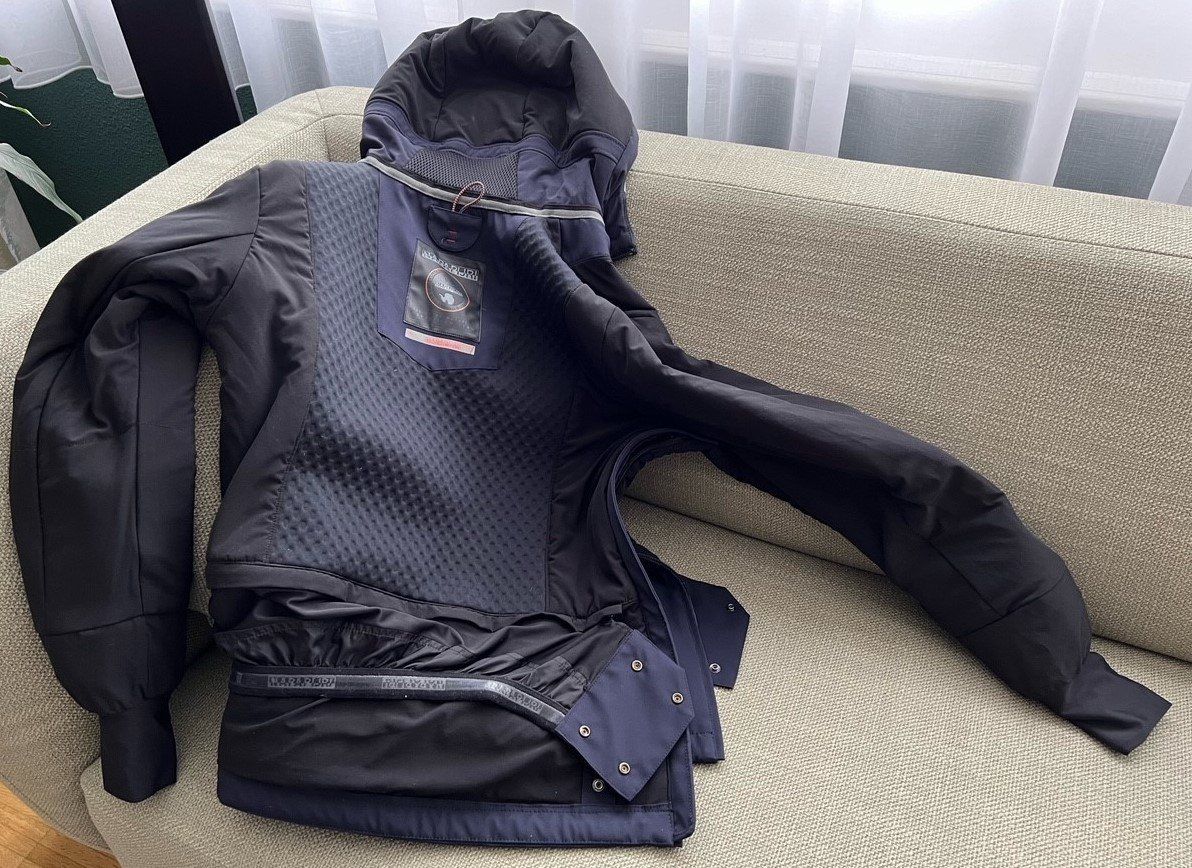 Skis: Napapijri Tech Ski-Anorakjacke Grösse M – Neu (gemäss Beschreibung) aus Zufikon von h_s_8xnb 3