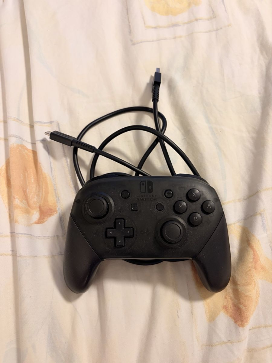 Nintendo Consoles: Nintendo Switch Pro Controller – D'occasion à Roggwil TG par Cernix