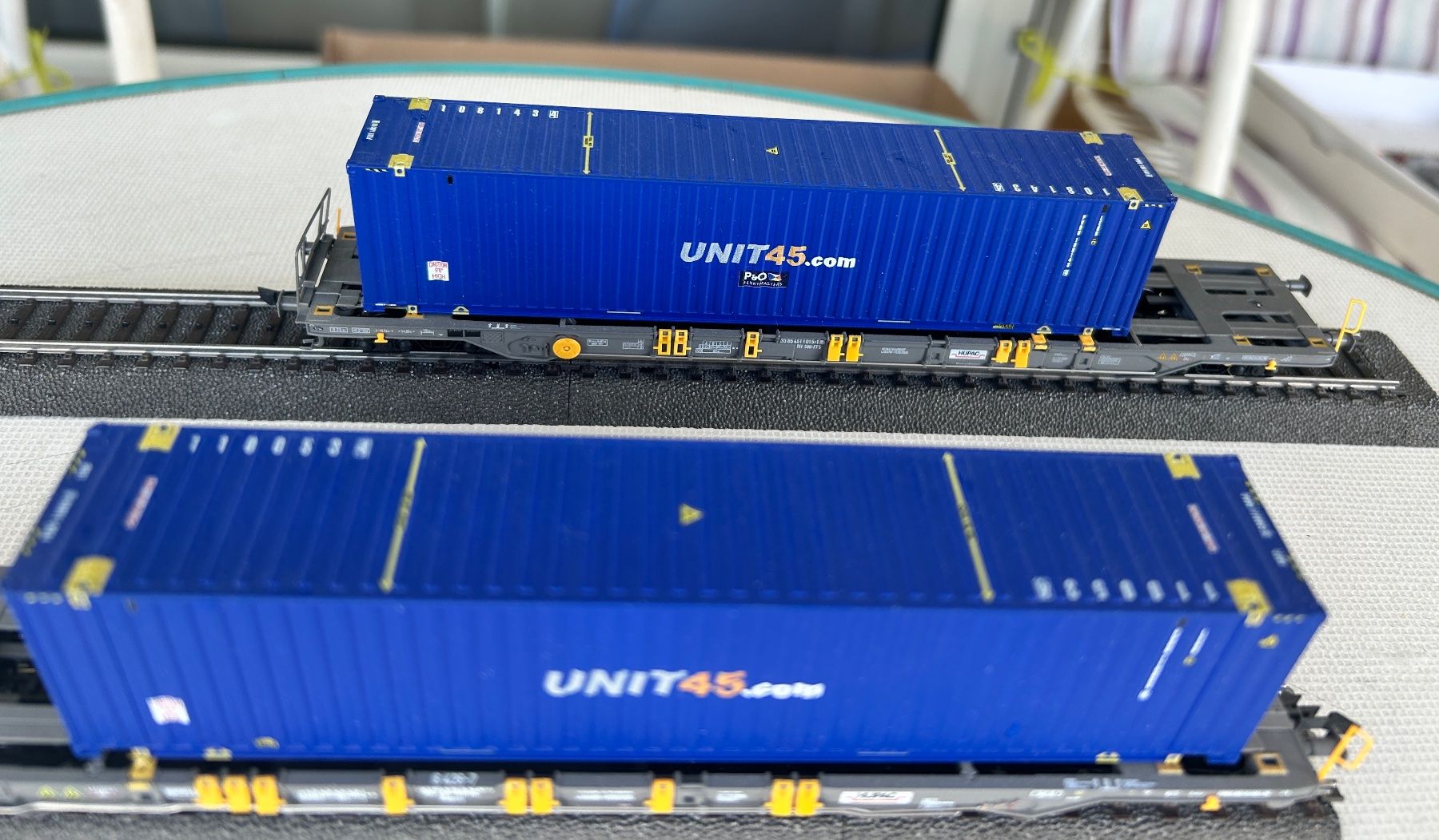 Kombimodell Modellini di ferrovie: Hupac T4/T4.1 mit Unit.45 Container von Kombimodell DC – Usato da Adliswil venduto da Member25432 1