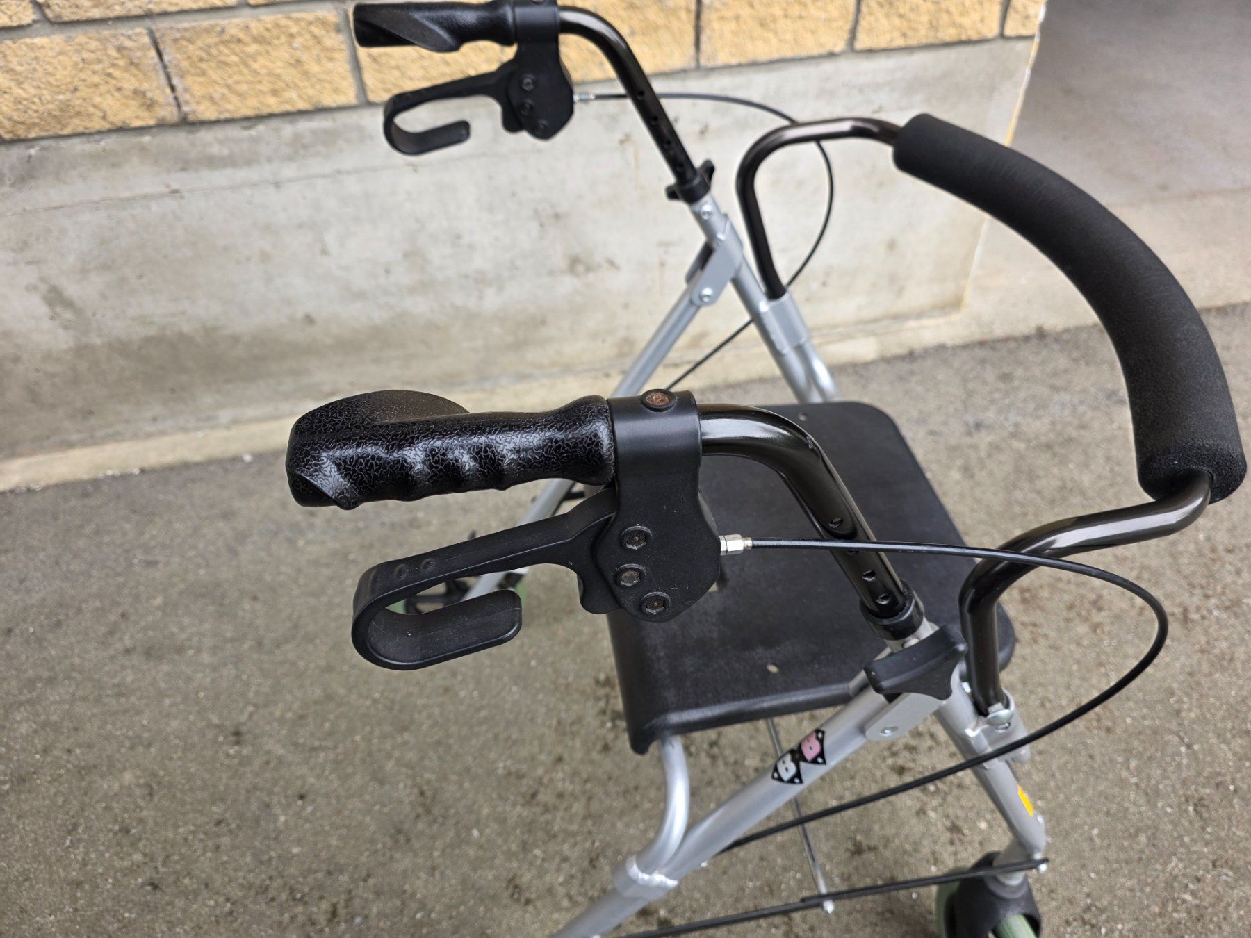 Ausili per la deambulazione: leichter stabiler Rollator mit Sitzfläche faltbar B+B RL 120 – Usato da Walterswil BE venduto da Lonitti 4