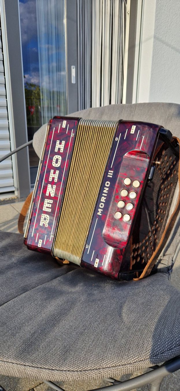Hohner Strumenti musicali: Hohner Morino 3 Akkordeon - Rot – Usato da Häggenschwil venduto da Musictyp