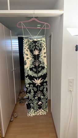 Schönes Langkleid mit Lotusblume muster 