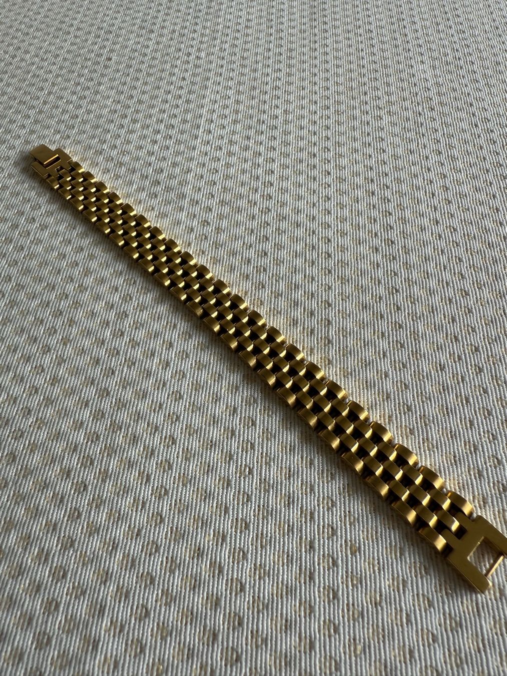 Armbänder & -reifen: Bracelet en acier doré – Gebraucht aus Sion von accroshoes