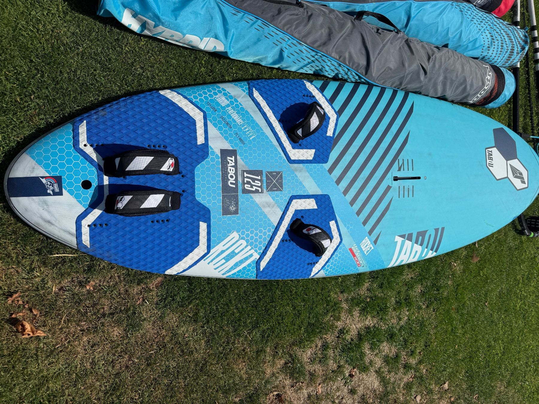 Tavole da surf e di nuoto: Komplettes Surfset Tabou 125 Rocket mit 3 Segel u. Gabelbaum – Usato da Greifensee venduto da RaumZH 1