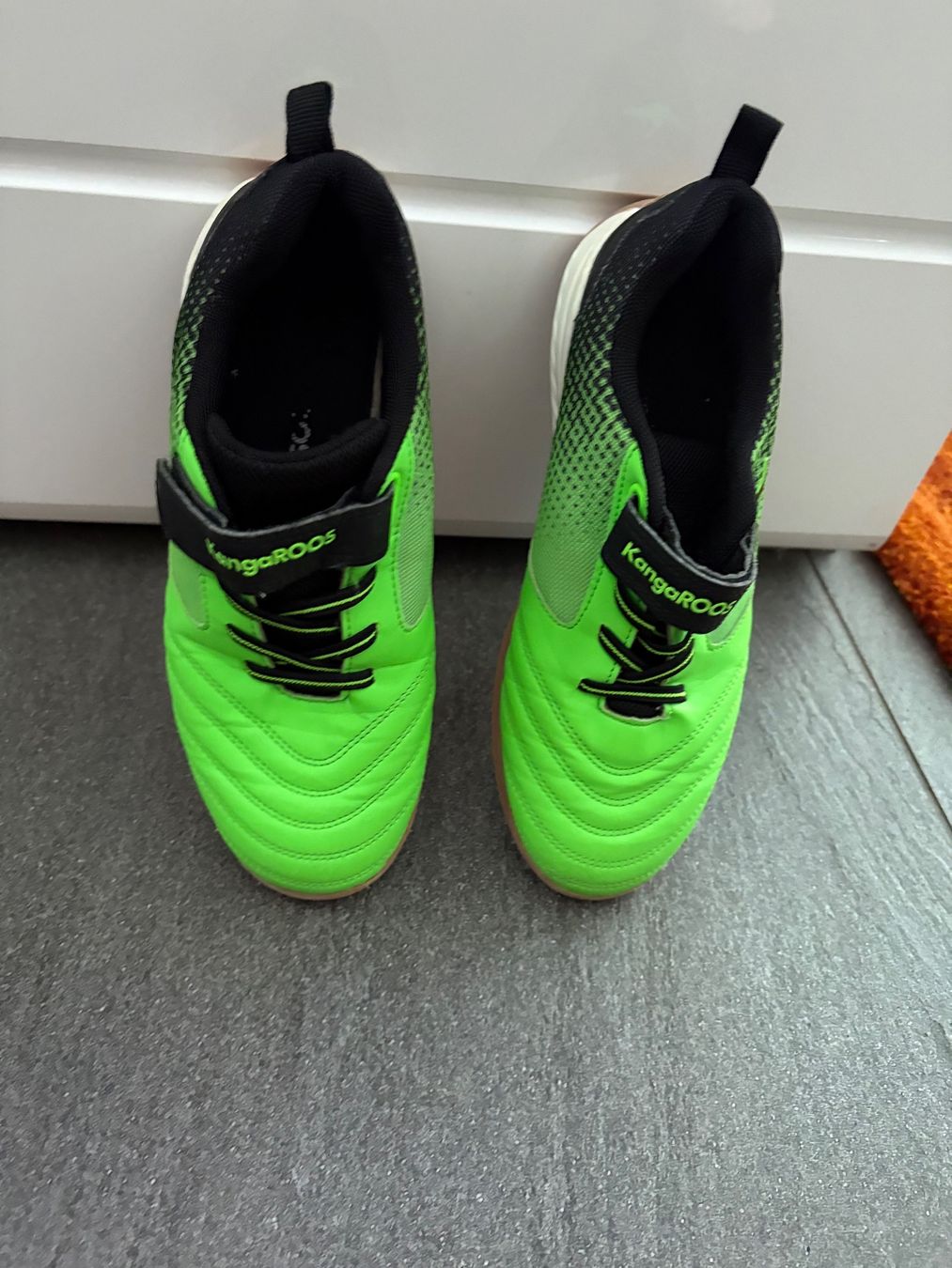 Dosenbach Scarpe per ragazzi: KangaROOS Trainingsschuhe  Grösse 35 neuwertig – Usato da Schübelbach venduto da S1CH