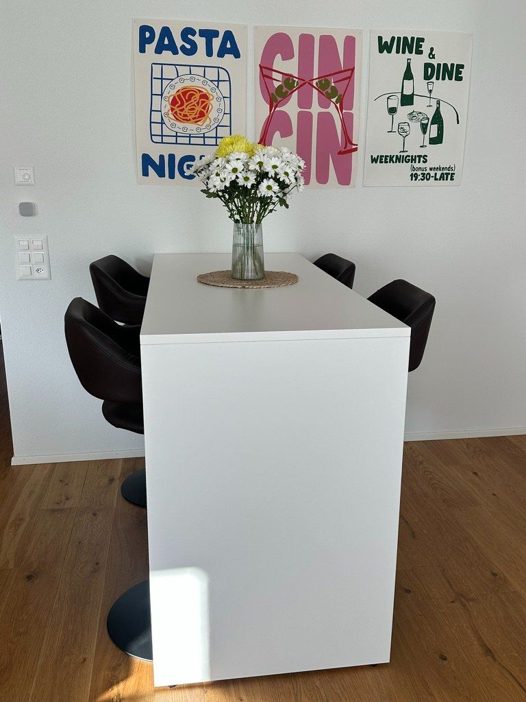Tischset: Hochtisch weiss + 4 Barhocker – Gebraucht aus Bassersdorf von opa_jmy6 1
