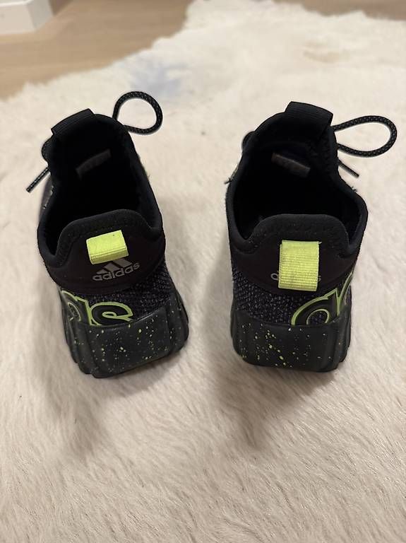 Chaussures garçon: Adidas Gr. 35.5 – D'occasion à Glattpark(Opfikon) par humanpro 1