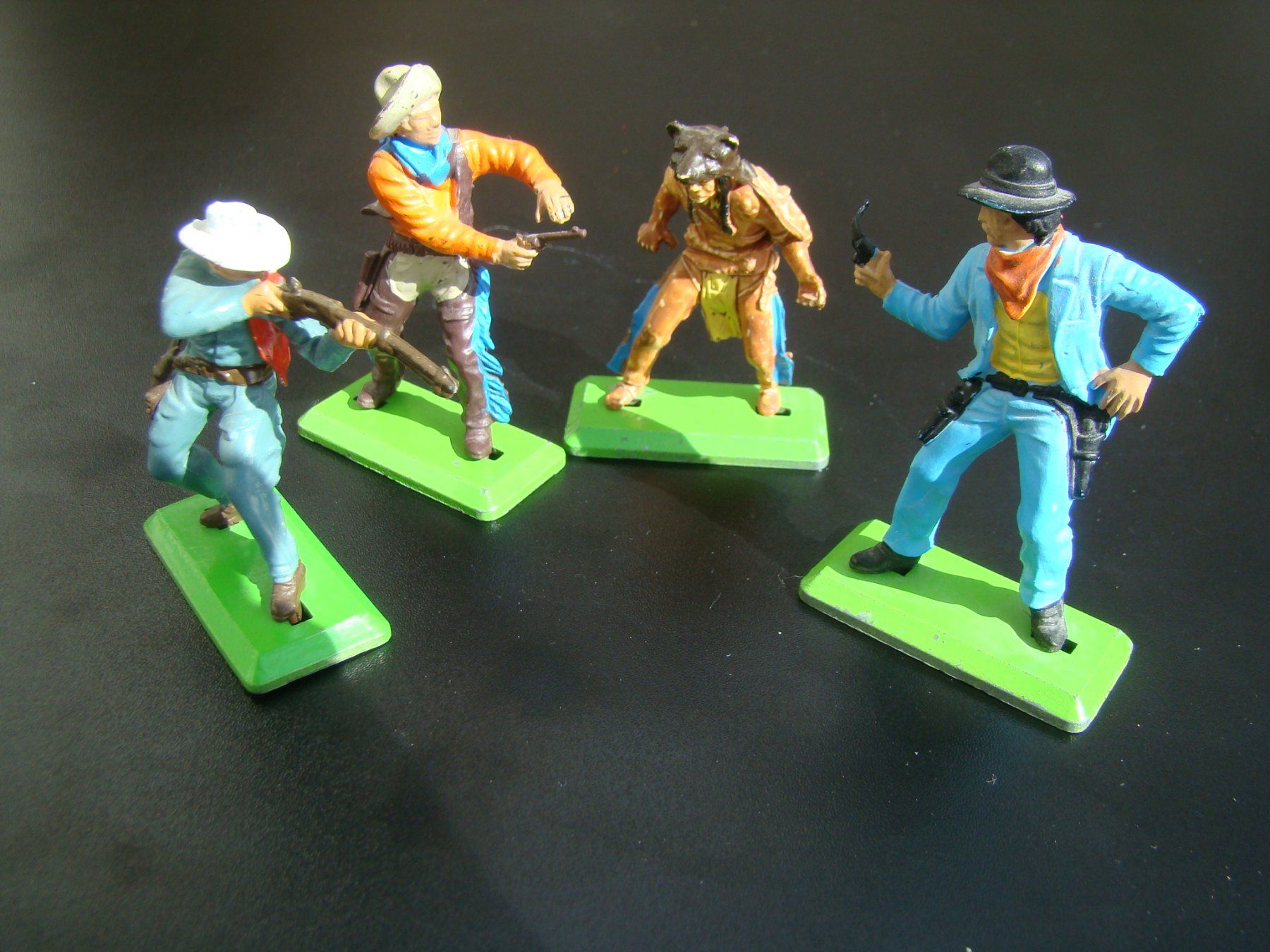 Britains Giocattoli: 4 Britains LTD 1971 Cowboy & Indianer vintage cool – Usato da Walzenhausen venduto da Vanquish711 1