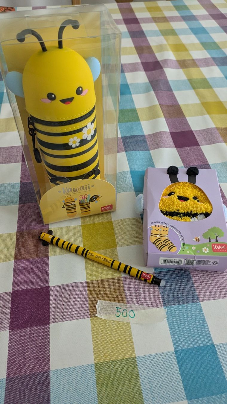 Legami Penna & Evidenziatori: Legami - Biene Set -  Kuschelsocken, Etui & Stift – Nuovo e nell'imballaggio originale da Staufen venduto da Fleby84 1