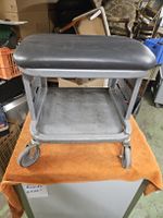 Werkstatthocker mit Rollen und Ablage Metall grau
