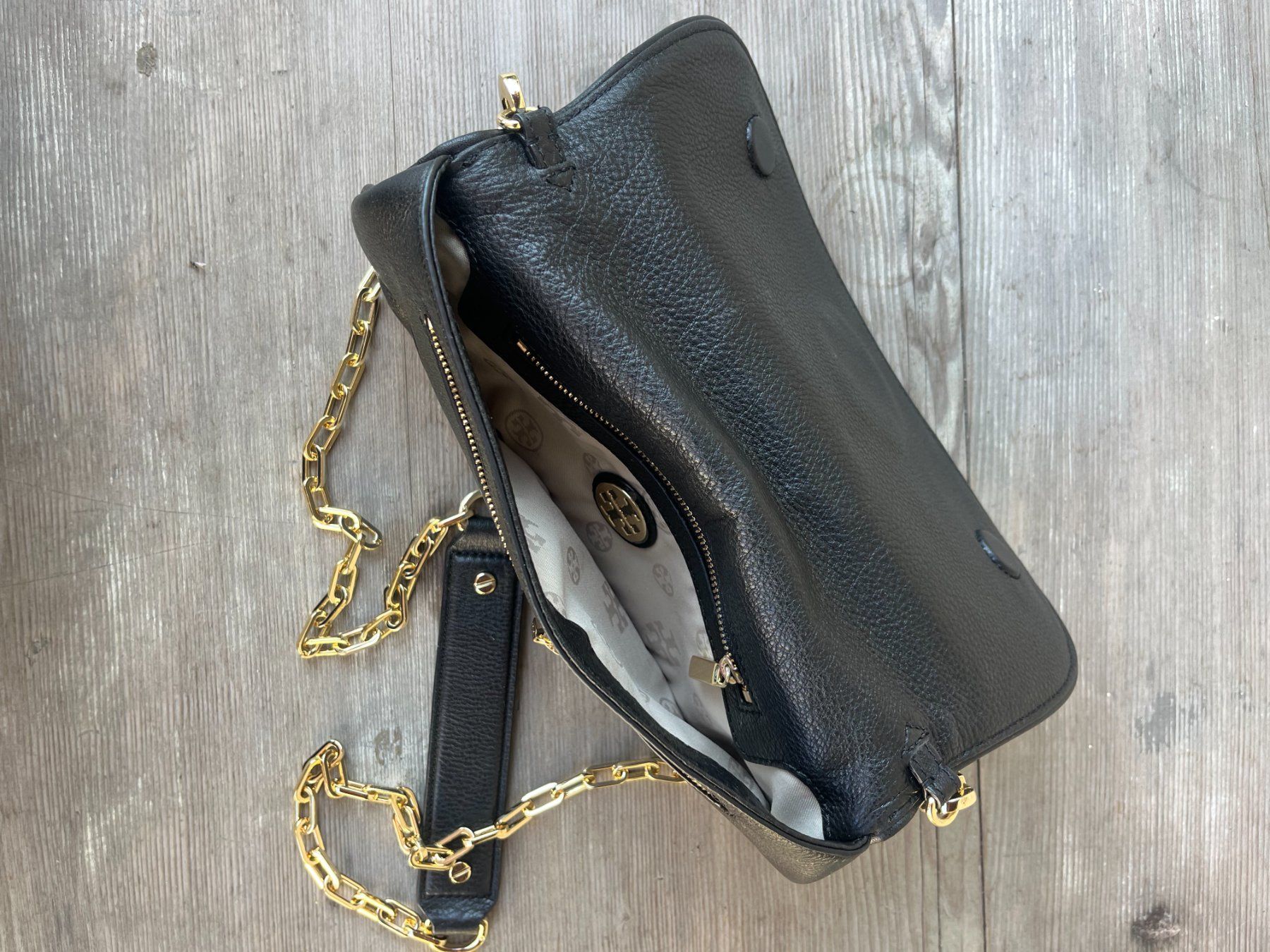 Tory Burch Taschen für Damen: Tory Burch Amanda Clutch mit Logo – Gebraucht aus Stäfa von Castagno1 2