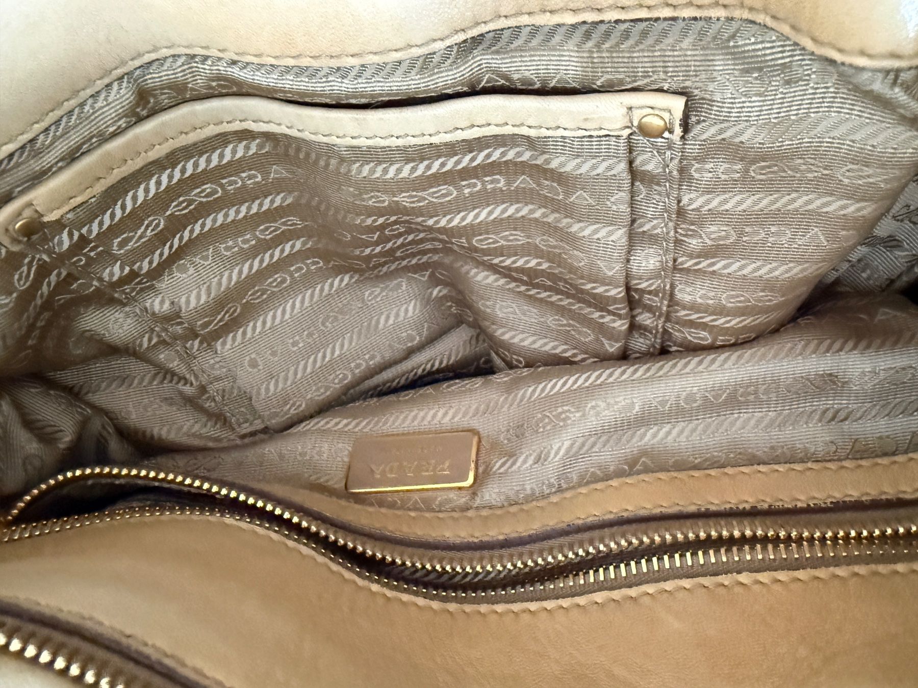 Prada Taschen für Damen: Prada Nappa Gaufré Tasche – Gebraucht aus Zürich von ele_cj6q 6