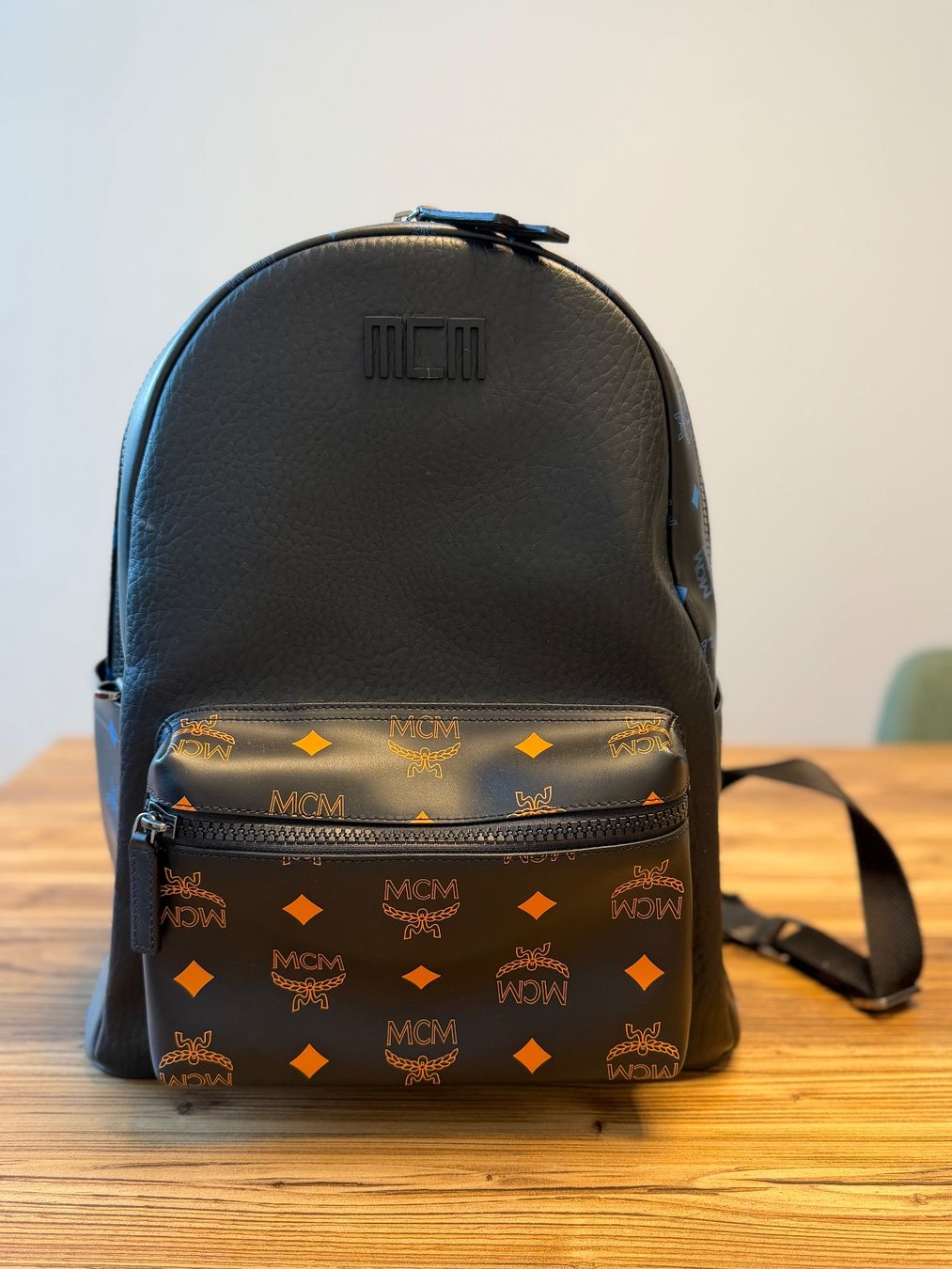 Mcm Rucksäcke: MCM Color Splash Logo Backpack Medium Black / Blue / Orange – Gebraucht aus Horgen von pam_l6cc