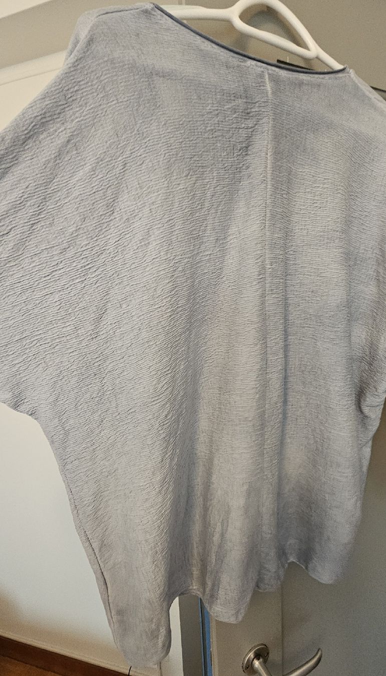 T-shirts: Pull bleu clair marque Garçonne Taille unique – D'occasion à Yverdon-les-Bains par van_dq65 2