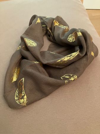 Elegantes, hübsches Schaltuch, goldfarbener Feder Druck, neu