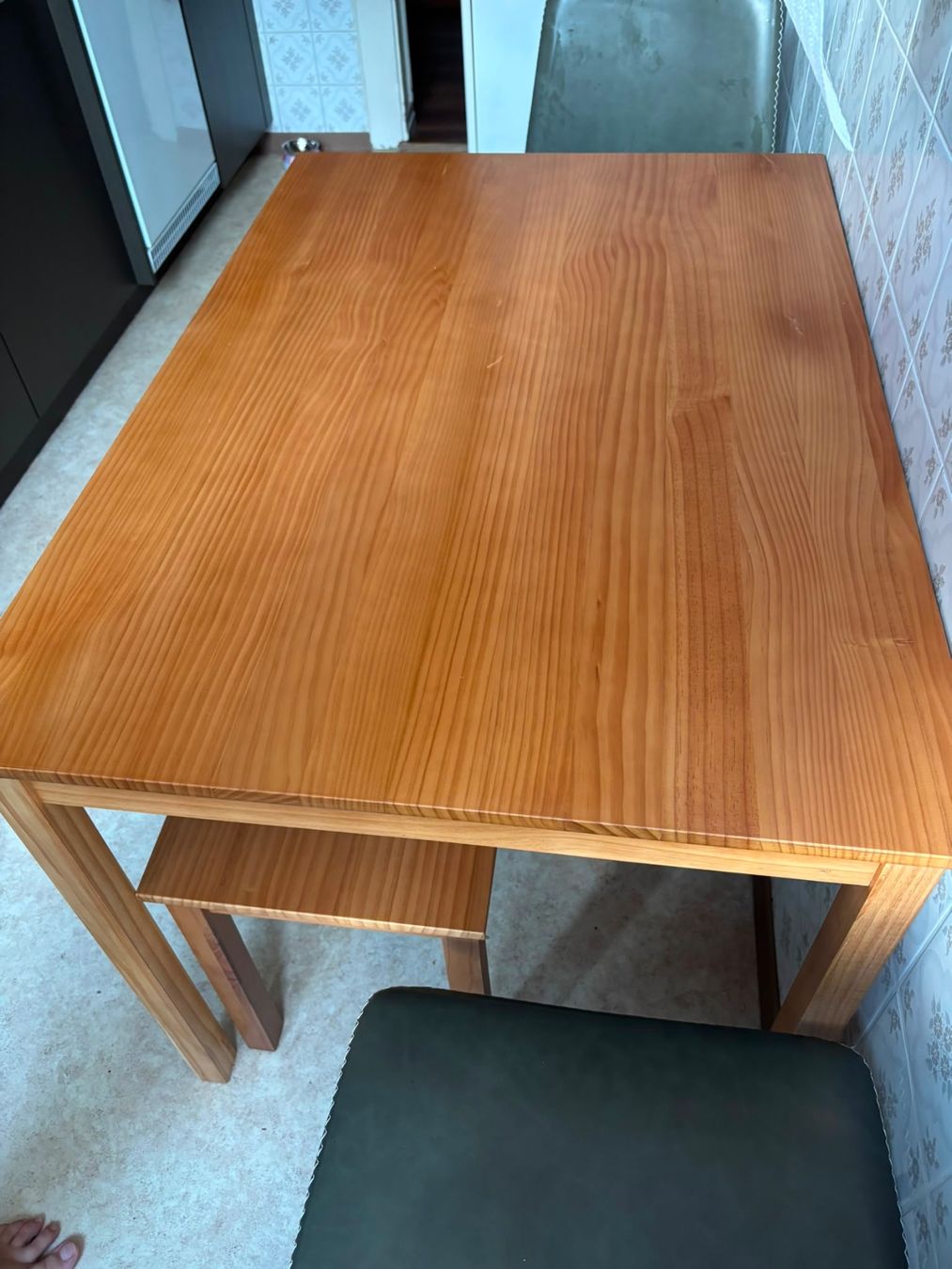 Set de table et chaises: Table 6 places avec banc en bois – D'occasion à Lausanne par JanVend 1
