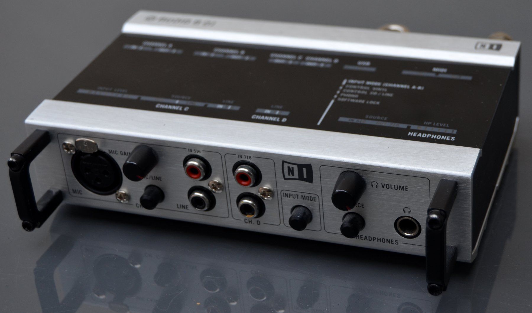 Traktor Attrezzatura per studi di registrazione: Native Instruments Traktor Audio 8 DJ Audiointerface – Usato da Collonges venduto da arashee 1