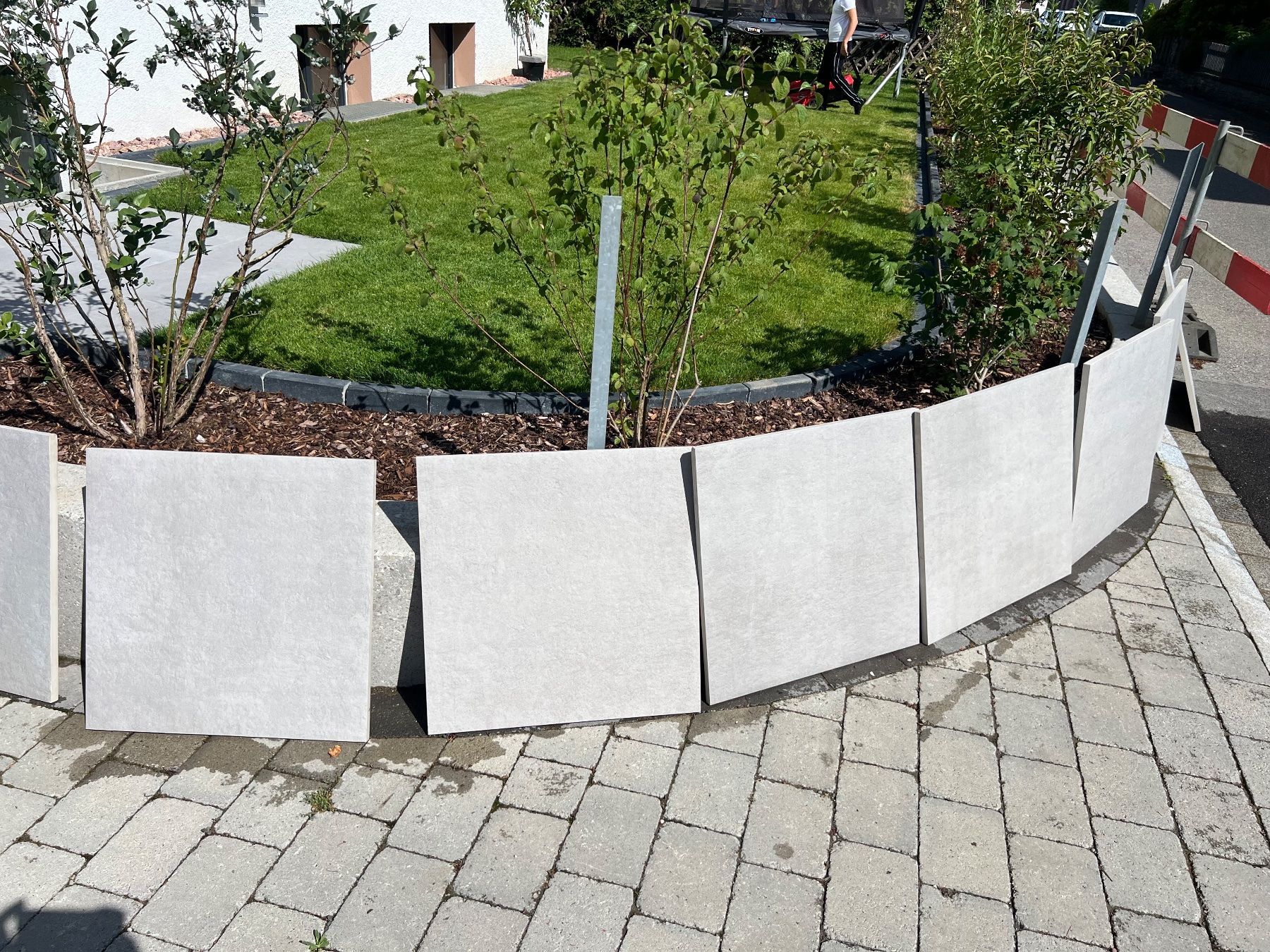 Rivestimenti per pavimenti: Mirage Feinsteinzeug Terrassenplatten 60x60x1.8 cm – Usato da Wettingen venduto da riffrack 1