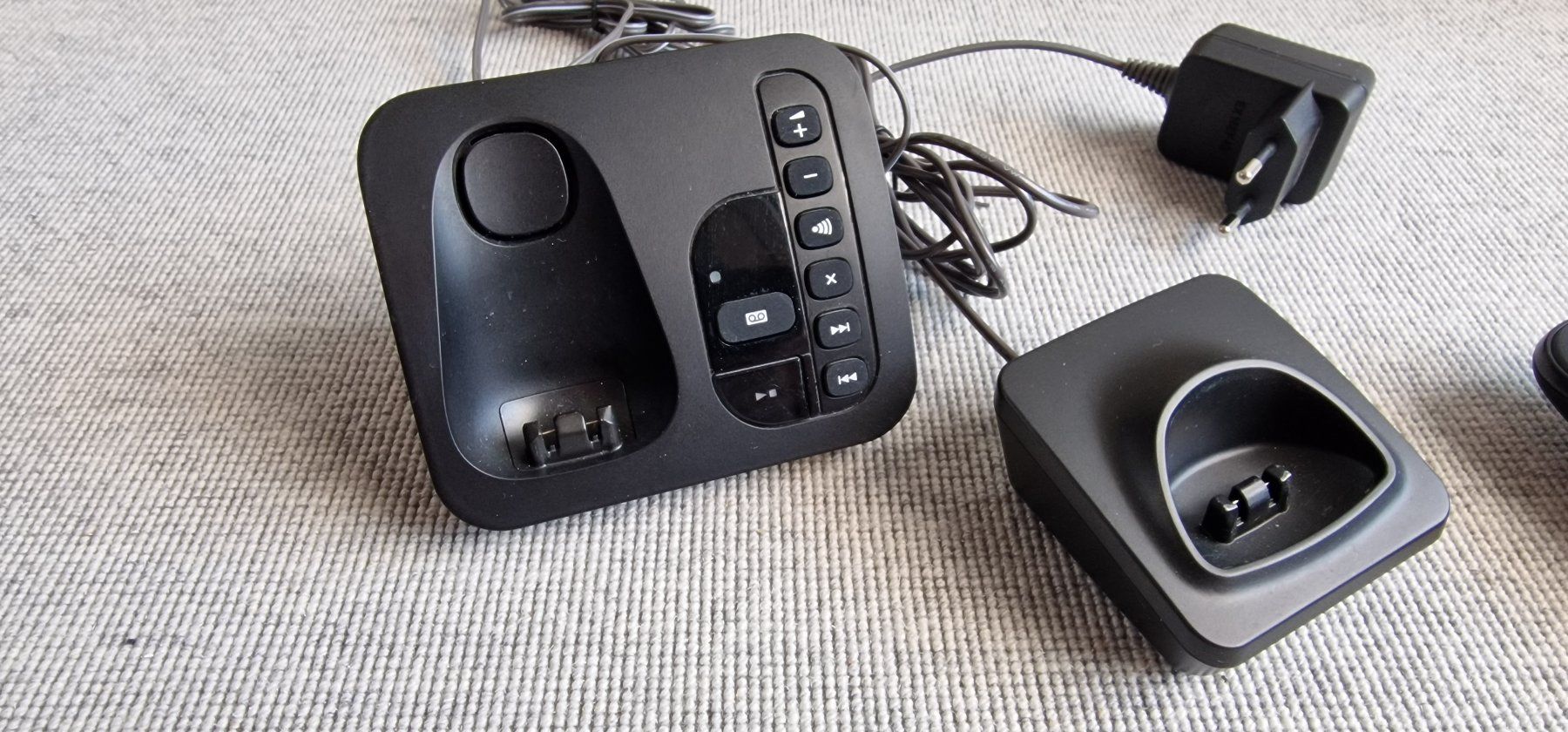 Panasonic Telefone: Panasonic DECT Basisstation mit 2 Funktelefonen (C220SL) – Gebraucht aus Fehraltorf von Hew 3