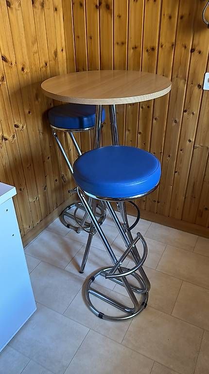 Set di tavolo e panche: Table de bar avec 4 tabourets – Usato da Payerne venduto da lesguisol