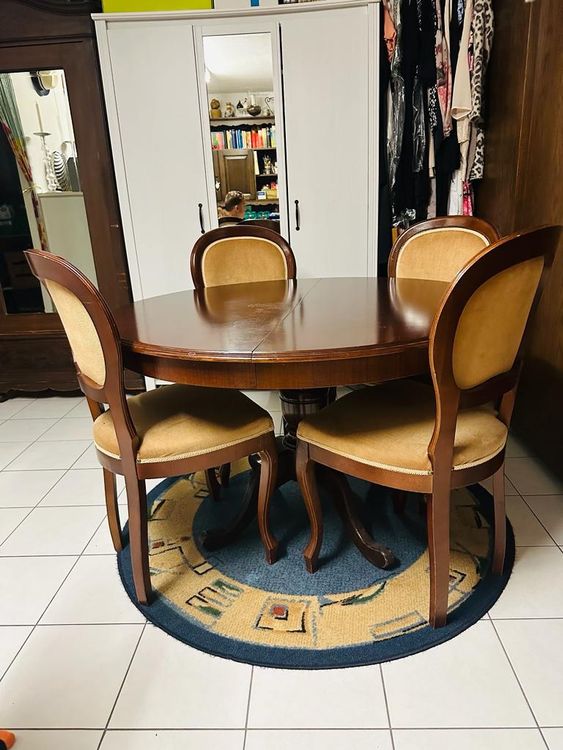 Runder Holztisch aus Massivholz inkl. 4 Stühle Kaufen auf Ricardo