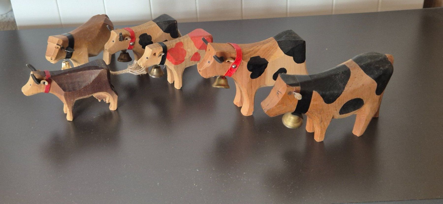 Figurines: 6 Holzfiguren Kühe mit Glocken – D'occasion à Weisslingen par ajnosa56