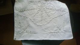 Kleiner Kissenbezug antik mit Lochstickerei Leinen 42 x 31