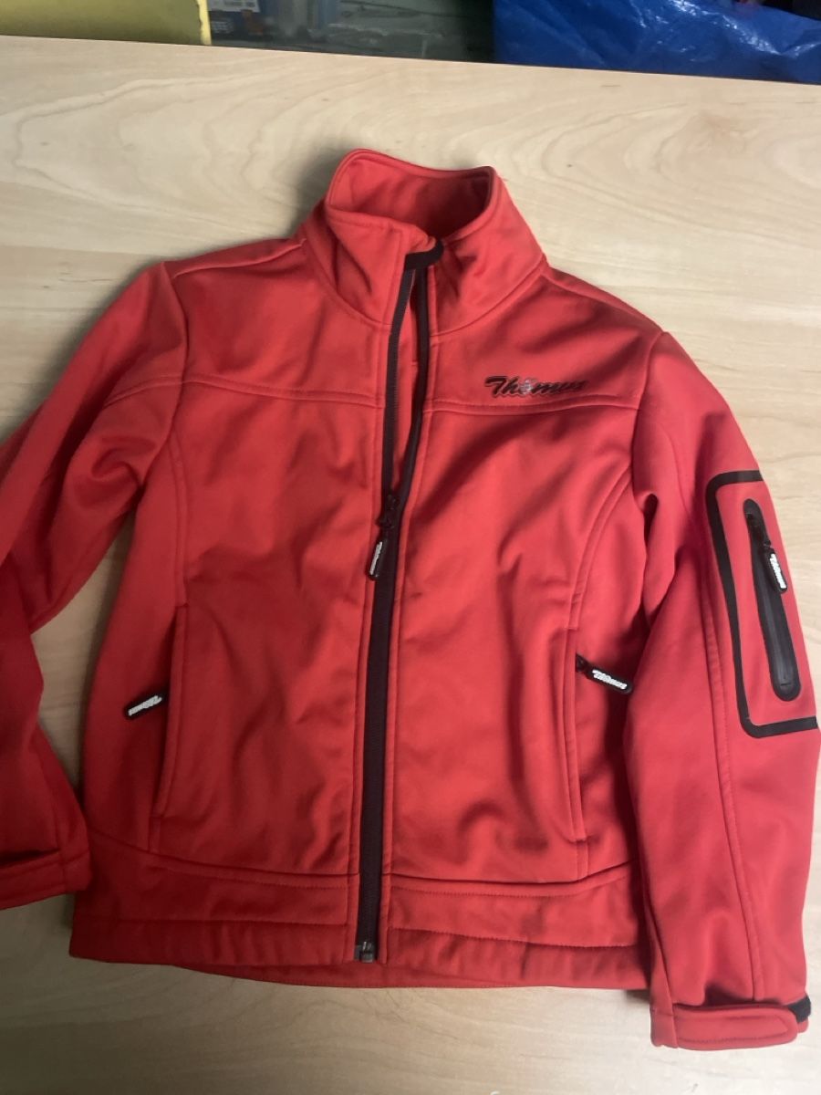 Thömus Giacche & Cappotti: Rote Thömus Softshell Jacke, Gr. 128, Neu – Nuovo (secondo la descrizione) da Obergerlafingen venduto da cabo4