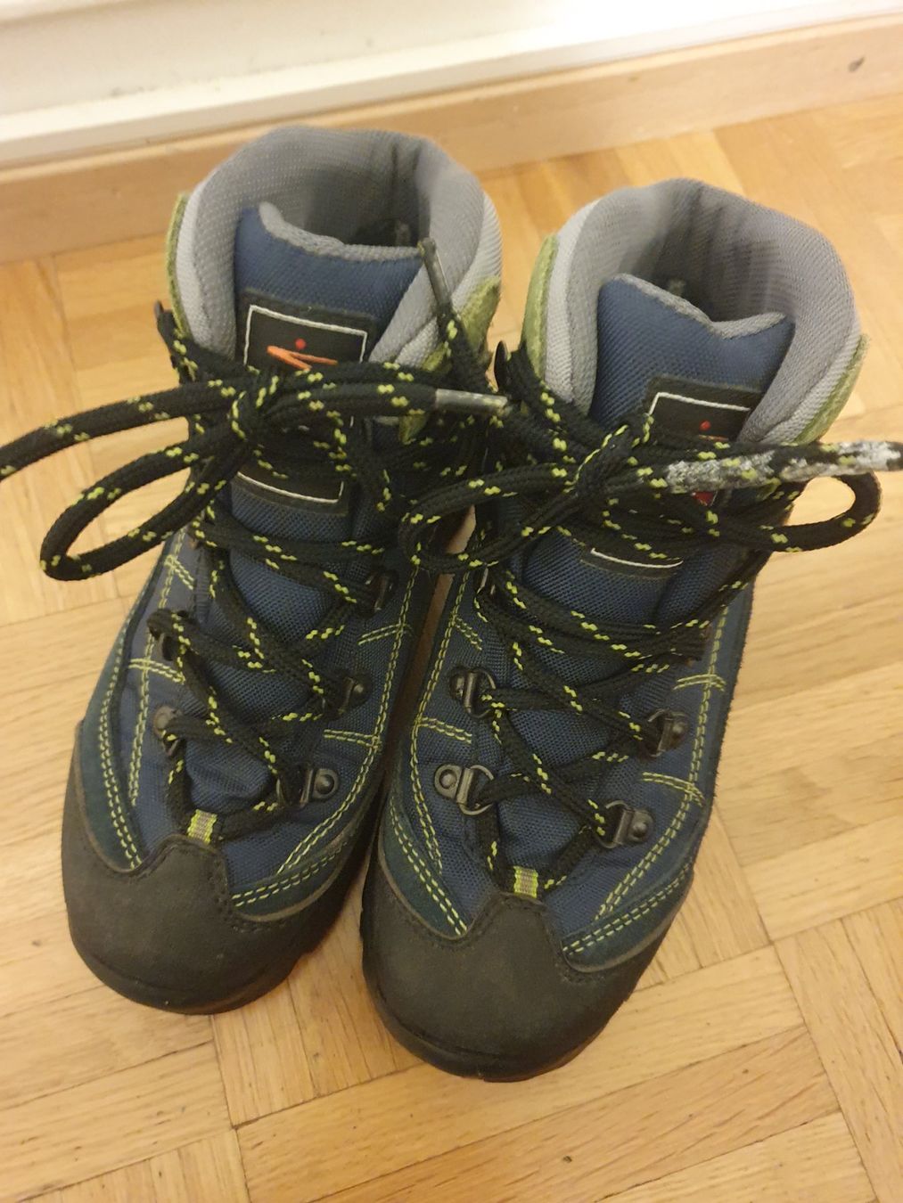 Scarpe per ragazzi: Chaussures enfants pointure 33, déffectieux – Difettoso da Prilly venduto da RoDyRe 1