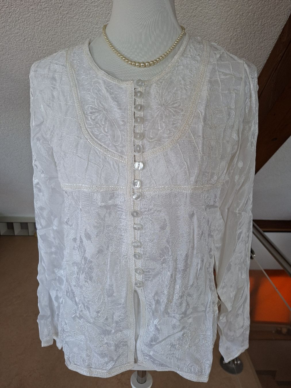 Boom Baba Blusen: Langarmbluse weiss Grösse (M)L Boom Baba Viscose, mit Samt  – Neu (gemäss Beschreibung) aus Klingnau von vollmond36