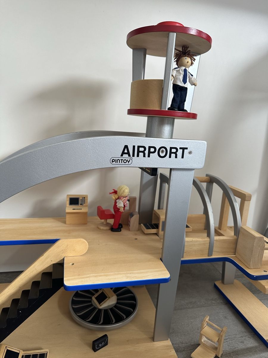 Giocattoli: Aéroport en bois Pintoy avec accessoires – Usato da Leytron venduto da TipTop1912 3